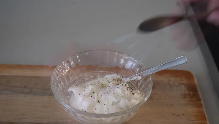 Preparar la salsa de yogur: mezclar yogur, zumo de limón, sal y pimienta.