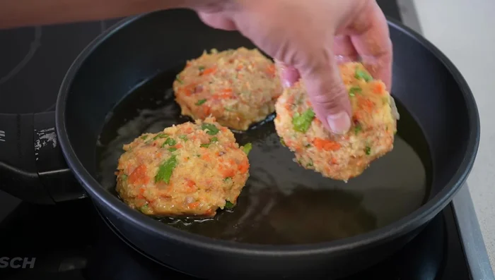 Freír las tortitas en una sartén con aceite de oliva durante aproximadamente 3 minutos por cada lado, hasta que estén doradas.