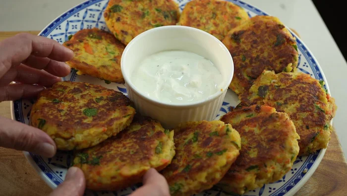 Servir las tortitas calientes con la salsa de yogur.