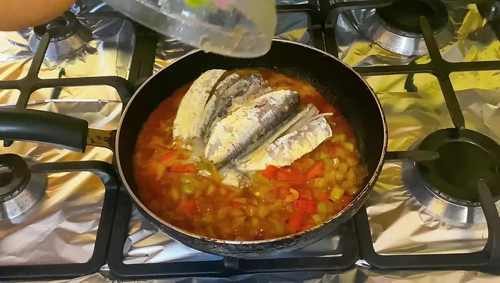 Tapar la sartén durante unos minutos, luego destapar, agregar las sardinas y mezclar bien (98.88 seg).