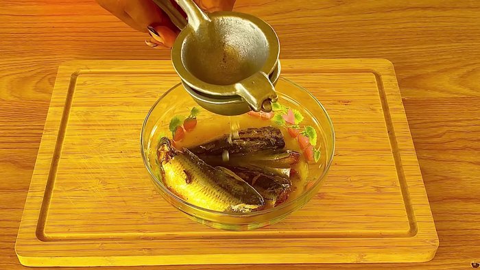 Agregar las sardinas en un recipiente y mezclar con el jugo de un limón (15.28 seg).