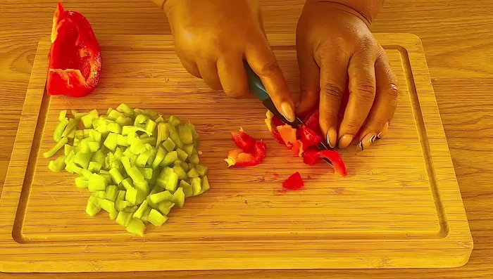 Cortar el pimiento verde y rojo en cuadritos pequeños (35.2 seg).