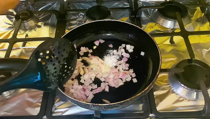 Agregar sal, pimentón rojo, pimiento verde, orégano y pimienta; mezclar bien (63.32 seg).