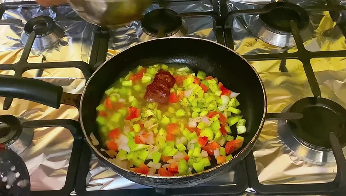 Agregar una cucharada de pasta de tomate, un poco de aceite de sardina y mezclar (94.36 seg).