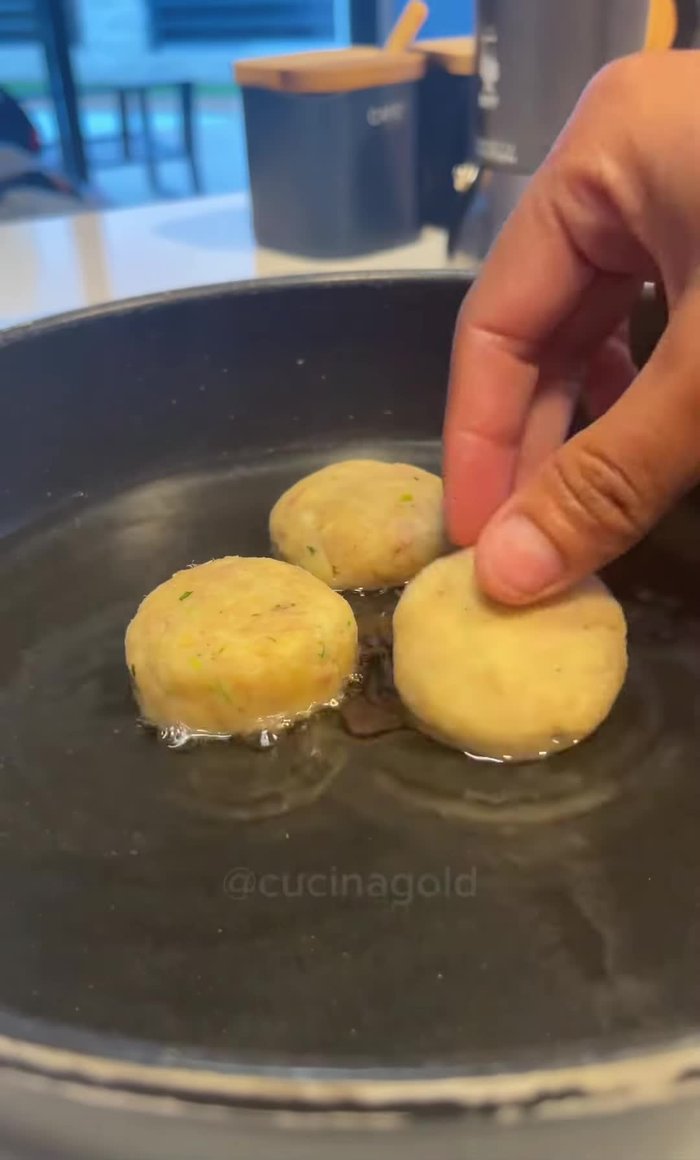 En un bol, añade 150g de atún y desmenúzalo bien con un tenedor.