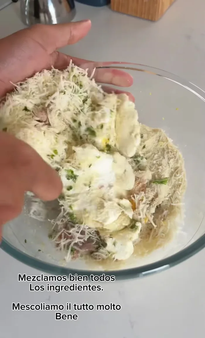 Mezcla todos los ingredientes hasta que estén bien incorporados.