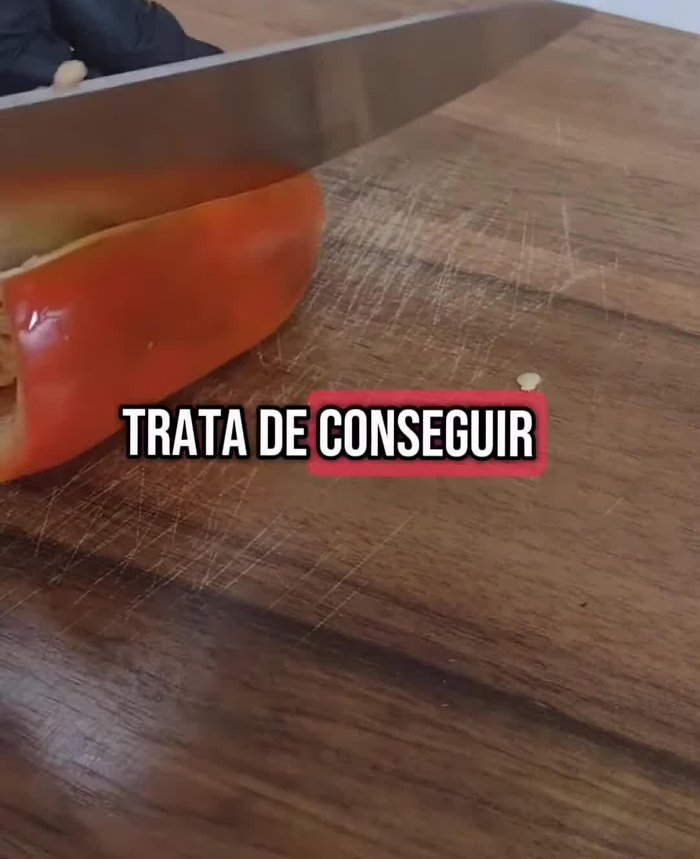 Cortar el pimiento morrón rojo y la cebolla roja en cubos. (Trata de usar un pimiento morrón bien rojo para una salsa más roja)