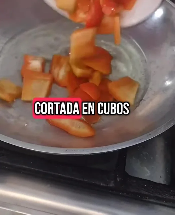 En una sartén con aceite caliente, sofreír el pimiento y la cebolla hasta que estén dorados y transparentes respectivamente.