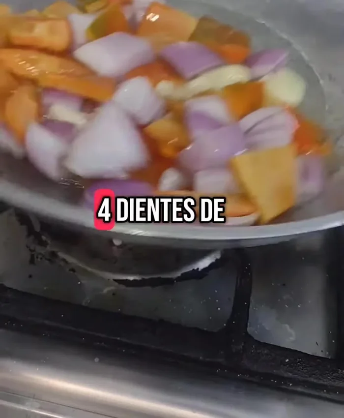 Agregar los 4 dientes de ajo y dorarlos ligeramente. Sazonar con sal y dejar enfriar.