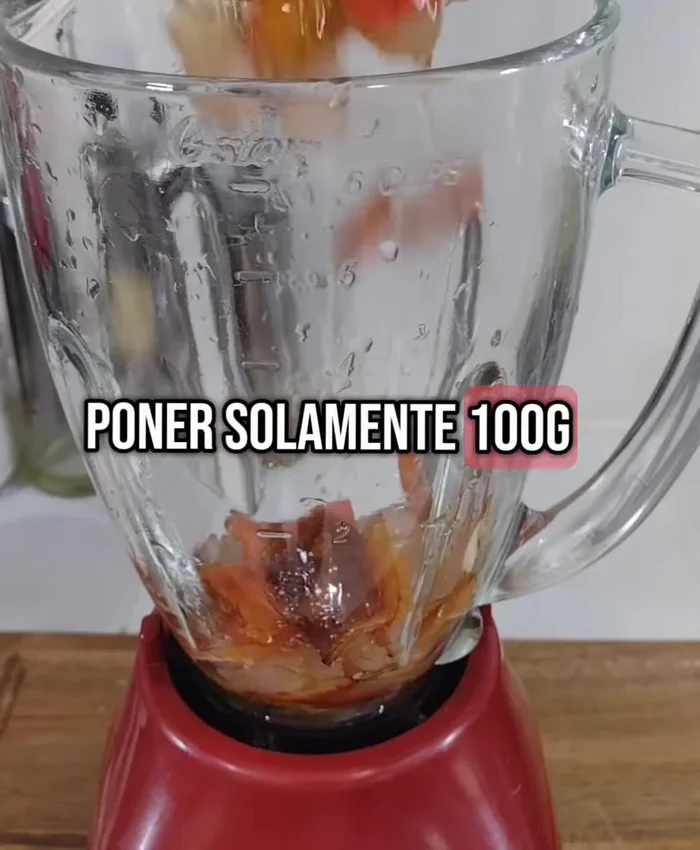Licuar el pimiento, la cebolla, el ajo con 100g de queso fresco y medio tarro de leche evaporada. Colar la mezcla para eliminar impurezas.