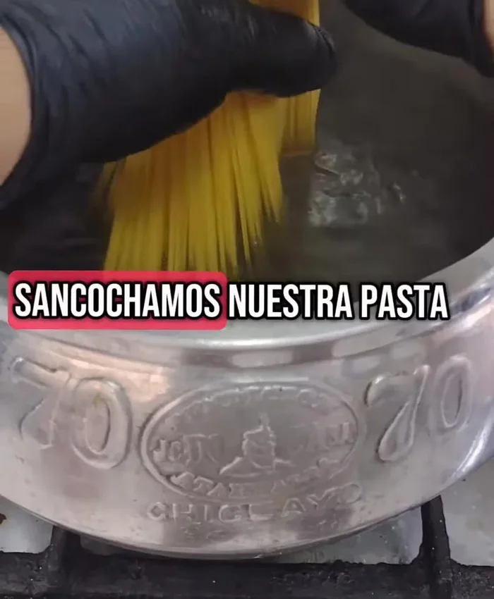 Cocer los espaguetis hasta que estén al dente.