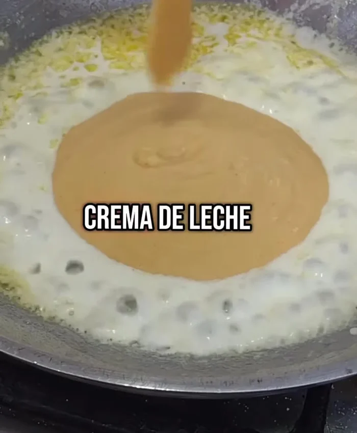 En una sartén, derretir 30g de mantequilla. Agregar la crema de pimiento y los espaguetis. Agregar un poco del agua de cocción de la pasta para ajustar la consistencia.