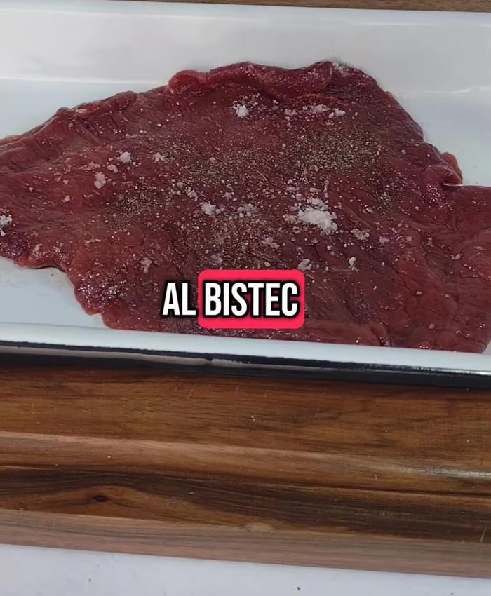Para el bistec apanado: sazonar con sal y pimienta. Rallar pan y apanar el bistec.