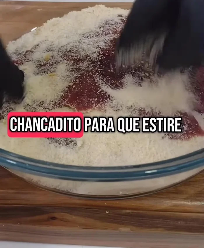 Freír el bistec apanado en una sartén con aceite caliente a fuego medio hasta que esté dorado.