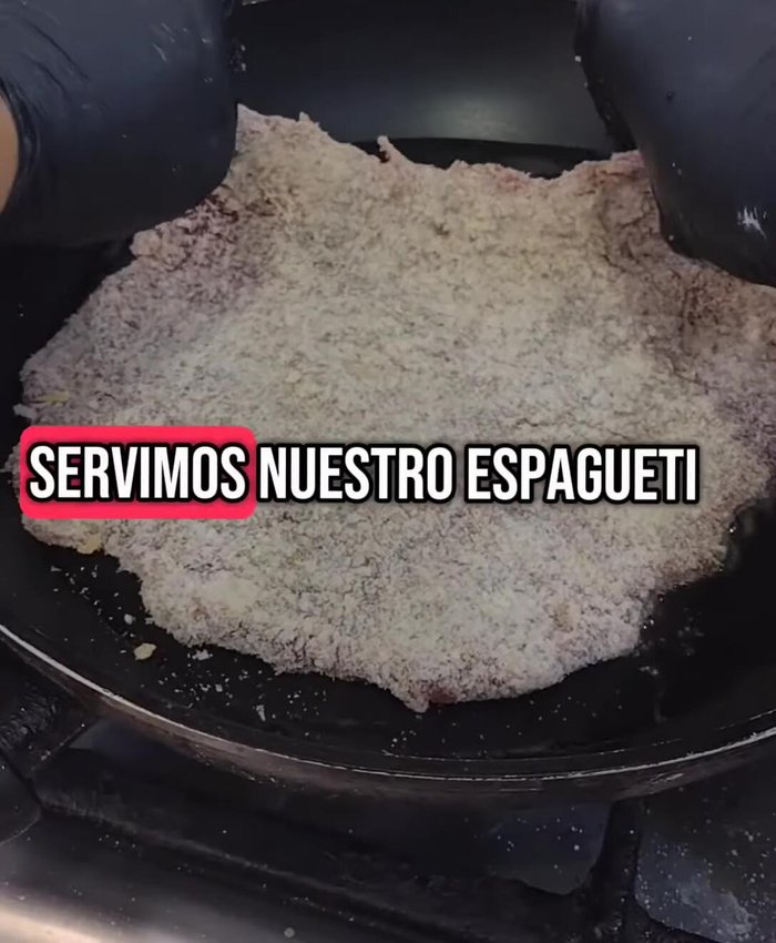 Servir los espaguetis con crema de pimiento y el bistec apanado.