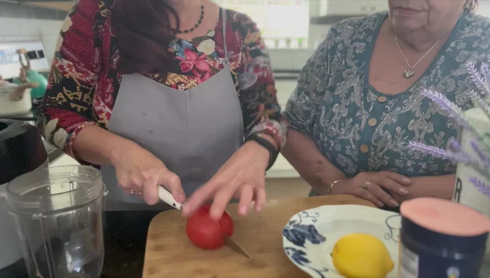 Picar el tomate en cuatro partes (o a su gusto).