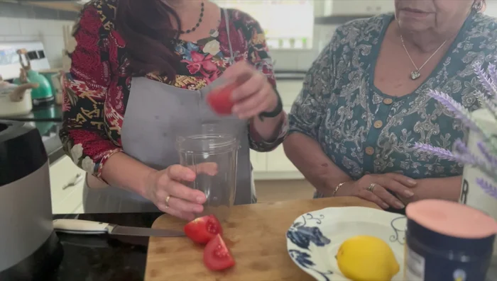 Colocar el tomate picado en la batidora.