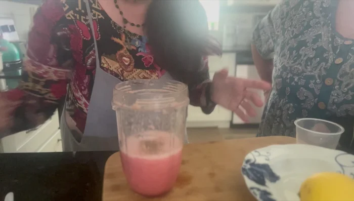 Agregar una pizca de pimienta y sal del Himalaya al gusto.