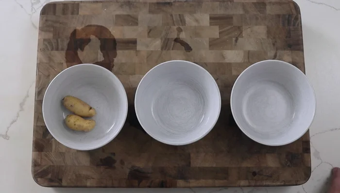 Muselina de Papa (Chef Daniel): Pelar y cortar papas en rodajas de 1/8 de pulgada. Guardar en agua para evitar oxidación.