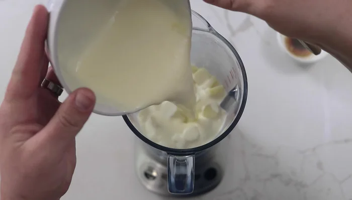 Dorar mantequilla. Colocar papas escurridas, crema reducida, mantequilla dorada y sal en una licuadora. Mezclar a velocidad alta hasta que quede suave.