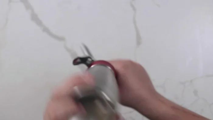 Colocar la mezcla en un recipiente ISI, cargarlo agitando 30 veces, agregar segunda carga y agitar otras 30 veces. Almacenar en baño de agua a 135°F (57°C) hasta que esté listo para servir.