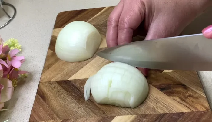 Cortar una cebolla mediana en cuadraditos pequeños y agregarla a la sartén. Mezclar y pochar durante aproximadamente 5 minutos, removiendo ocasionalmente. (25.96)