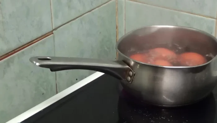 Una vez hervidos, retire los huevos de la olla y póngalos en agua fría para que se enfríen y sea más fácil pelarlos. (110)