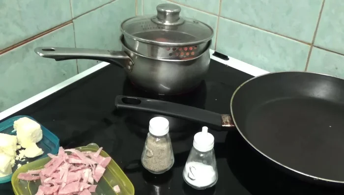 Coloque los huevos en una olla con agua, agregue un poco de sal y vinagre para evitar que se agrieten durante la cocción. (15.28)