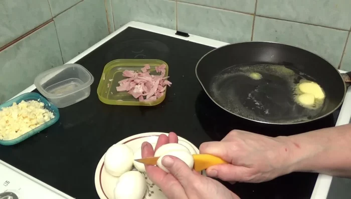 Corte los huevos por la mitad. (326.96)