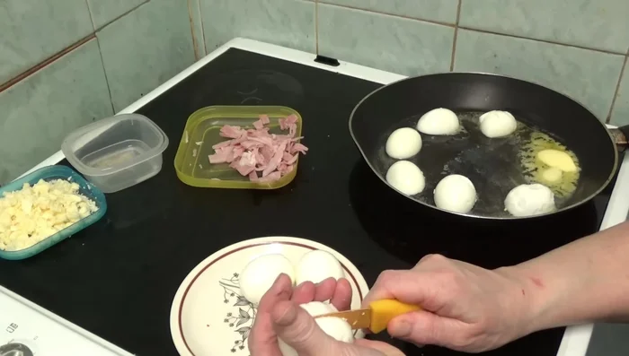 Cocine a fuego lento hasta que el queso se derrita y el jamón esté cocido a su gusto. (379.8)