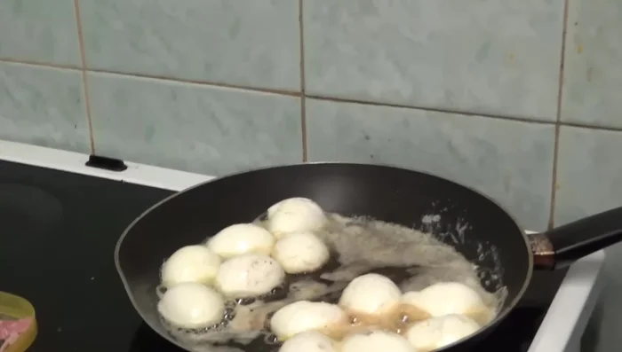 Agregue jamón a la mitad de los huevos y queso a la otra mitad. (507.12)