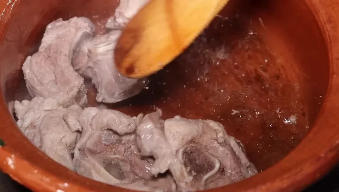 Retirar la carne de la olla y freírla en una sartén con aceite hasta que esté dorada.
