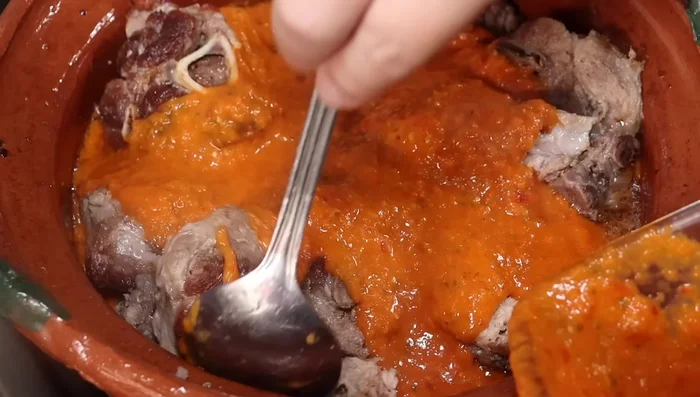 Agregar la salsa a la carne frita y mezclar. Tapar y dejar cocinar a fuego lento durante un rato.
