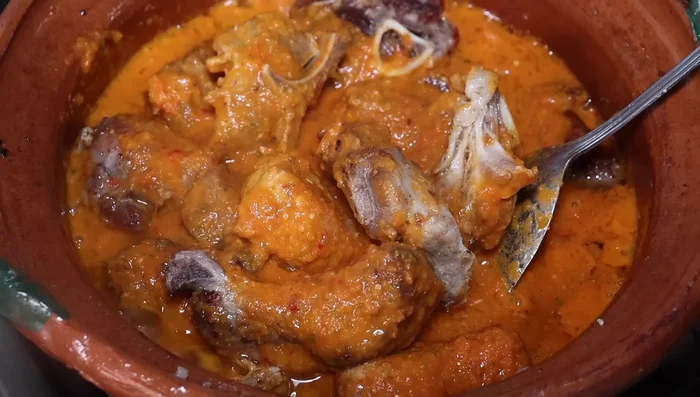 Limpiar la licuadora con el caldo de la cocción de la carne. Agregar 3 cucharones del caldo a la mezcla para que la salsa tenga más consistencia y se integre todo.