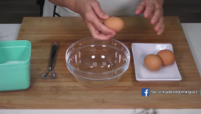 Batir los huevos con una pizca de sal.