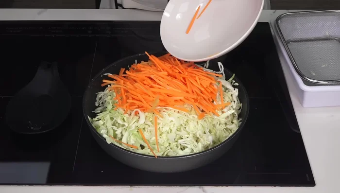 Agregar el repollo y las zanahorias a la sartén. Mezclar y cocinar durante unos minutos a fuego medio.