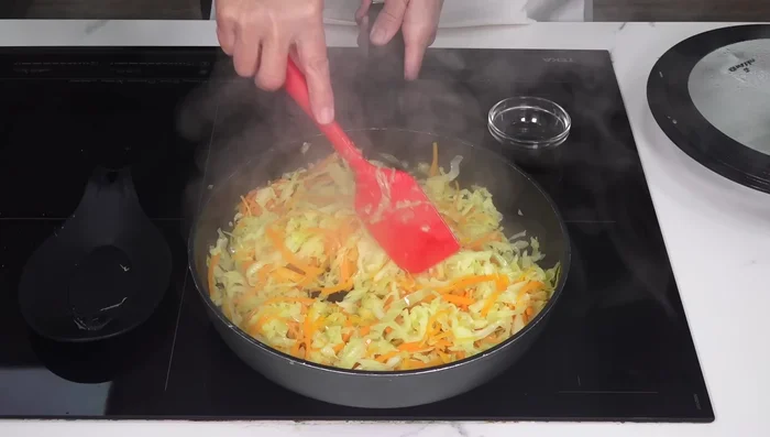 Cocinar hasta que el repollo esté tierno pero con textura. Agregar salsa de soja, sal y pimienta negra al gusto. Mezclar bien.