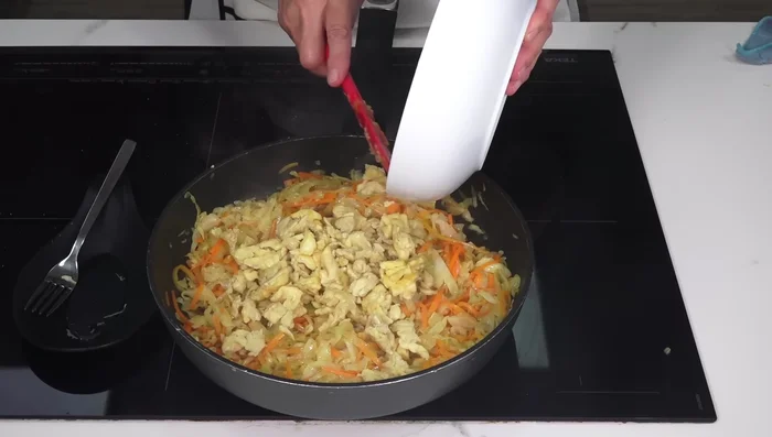 Incorporar el huevo desmenuzado a la mezcla. Mezclar y cocinar durante un minuto.