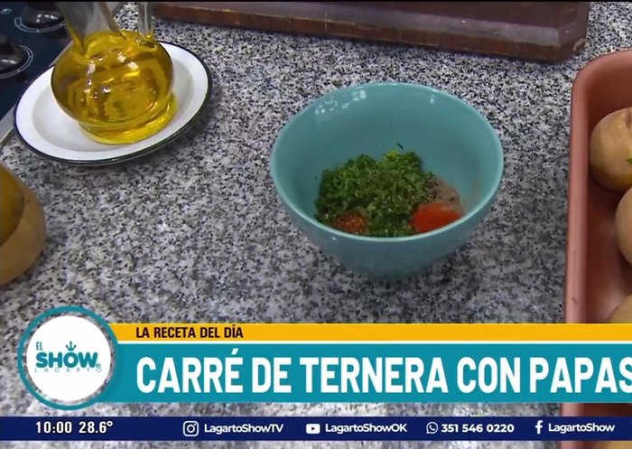 Preparar el chimichurri: mezclar perejil, orégano, comino, pimentón dulce, pimienta, sal, vinagre de vino y aceite de oliva. No agregar ajo en esta etapa.