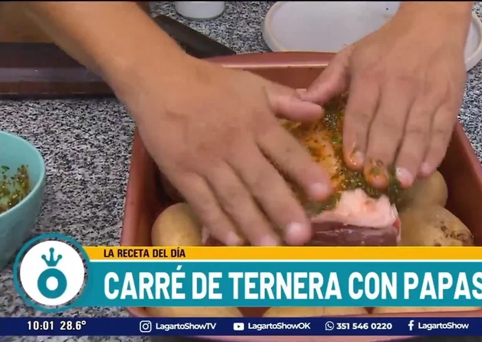 Untar el chimichurri sobre el carré de ternera, frotando bien para cubrir toda la superficie. Agregar sal gruesa por encima, especialmente sobre la grasa.