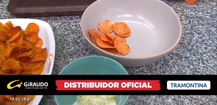 Cortar las batatas en rodajas finas (chips). Freírlas en aceite o grasa hasta que estén crocantes. Retirar y reservar. (172.04)