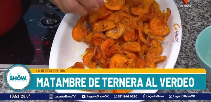 Condimentar las batatas fritas con la mezcla de sal y limón. (190.959)