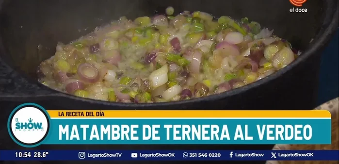 En una cacerola, saltear la parte blanca del verdeo hasta que esté transparente. Agregar el matambre cortado en trozos. (227.4)