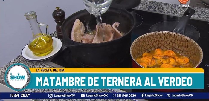 Agregar un poco de agua o caldo a la cacerola. Tapar y dejar reducir hasta que el matambre esté tierno. (270.88)
