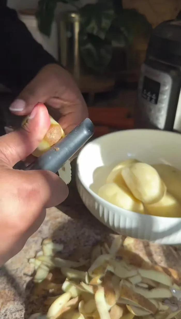Pelar seis papas medianas, tres zanahorias y preparar un pedazo de yuca (opcional, dejar con cáscara si se prefiere).