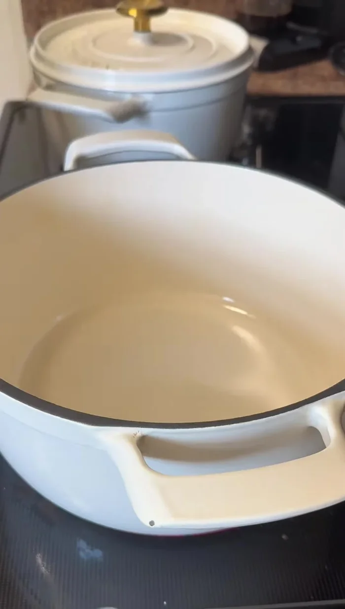 Sofreír la cebolla, el ajo y el ají en una olla grande con un poco de aceite.