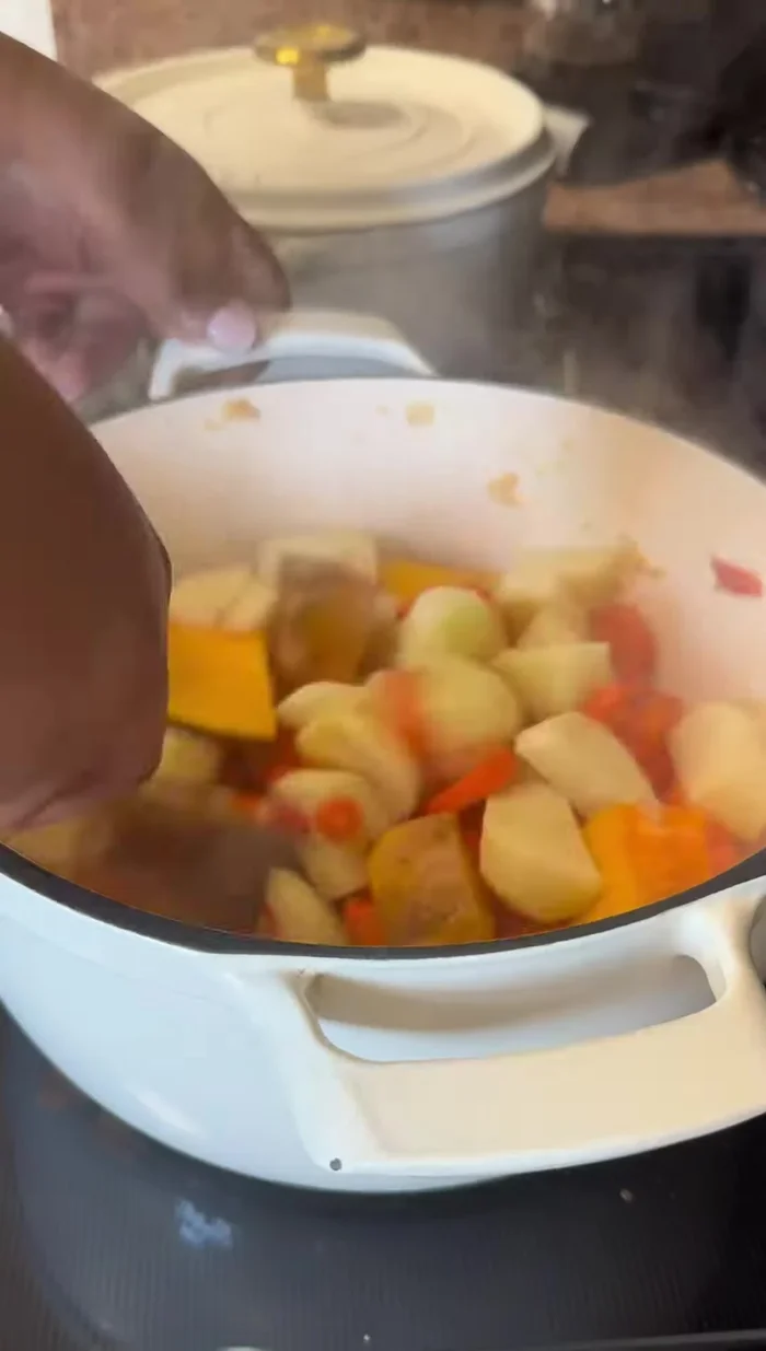 Agregar la yuca, las papas y las zanahorias.