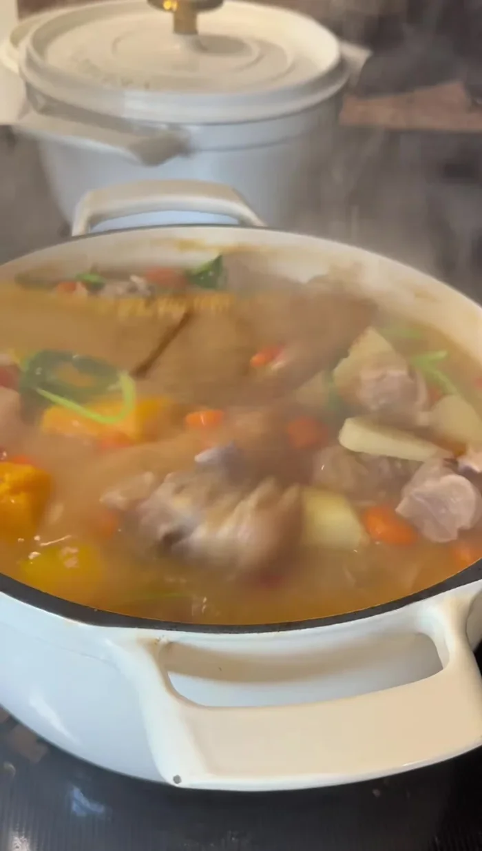 Una vez la yuca esté blanda, licuar con un poco del agua de las paticas, colar y agregar a la olla.