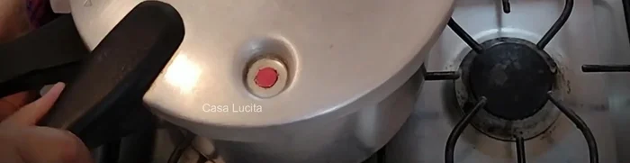 Segundo hervor (cocción principal): Agregar agua limpia a las manitas. Tapar y cocinar a fuego medio durante 50 minutos. Si al destapar no están completamente blandas, cocinar por otros 30 minutos.