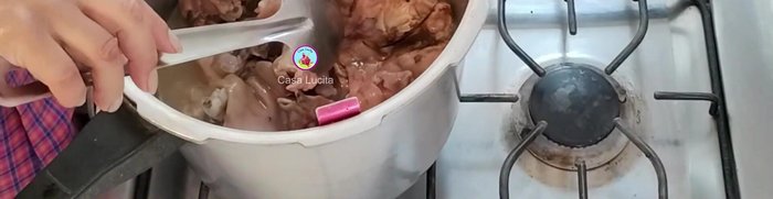 Sacar las manitas del caldo. Retirar las manitas del caldo y reservar; no dejarlas en el caldo para evitar que se vuelvan gelatinosas.